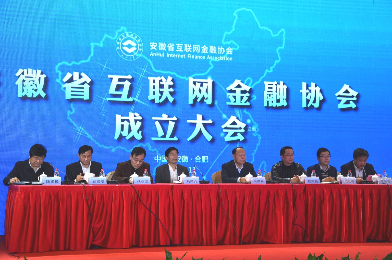 国庆普天同庆、中秋花好月圆，祝愿会员单位的全体同仁们好事成双、幸福成对!